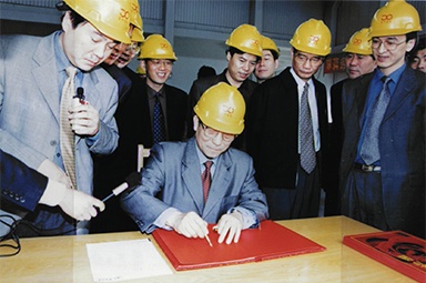 2002年4月3日，時(shí)任浙江省省長(zhǎng)柴松岳視察景興工業(yè)園