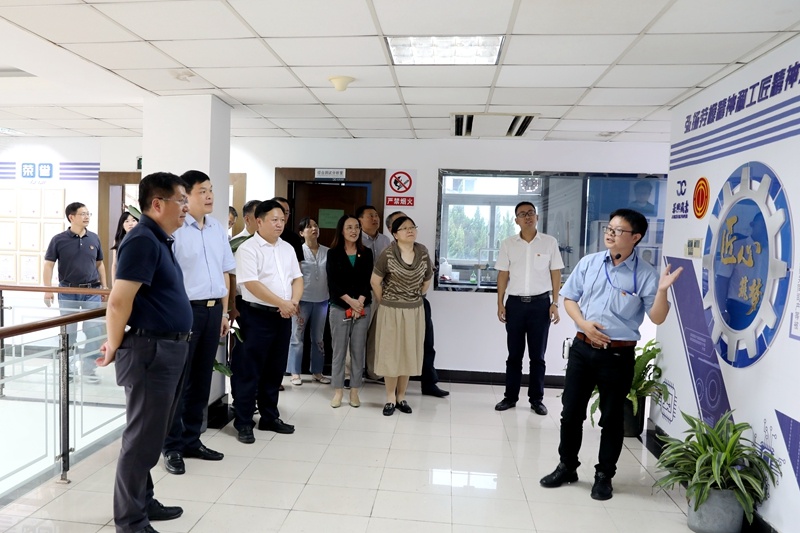 2020年7月29日，時(shí)任浙江省政協(xié)常委、社法委副主任、省總工會(huì)副主席、一級(jí)巡視員董建偉蒞臨景興紙業(yè)調(diào)研新時(shí)代工匠培育工作