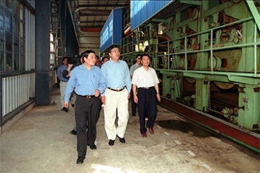 2000年9月19日，時任浙江省委書記張德江一行視察公司
