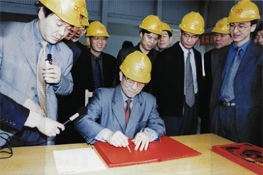 2002年4月3日，時任浙江省省長柴松岳視察景興工業(yè)園