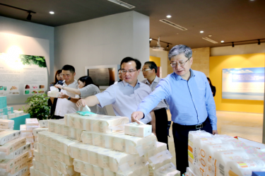 2019年 5月22日，時任浙江省社會組織綜合黨委專職副書記、省民政廳社會組織管理局局長蔡國華蒞臨景興紙業(yè)調研企業(yè)發(fā)展情況和黨建工作